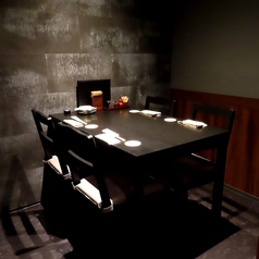 ご友人同士やご家族との食事に最適な4名様個室。扉付きの完全個室で、周囲を気にせず、会話とお料理をゆっくりとお楽しみいただけます。