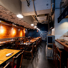 ゆったりとした奥のテーブル席は、2名様用が18卓ございます。レイアウトの変更も可能で、最大36名様までのご宴会にも対応できます。グループでのご利用に最適です。