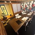 【少人数向け和室個室】木の温もりが心地よい、2名様から6名様までご利用可能な和室の個室です。優美な襖絵や盆栽が飾られた上質なプライベート空間で、ご夫婦でのデートやご友人の記念日など、大切な方と水入らずでゆったりとした特別なお食事のひとときをお楽しみいただけます。 