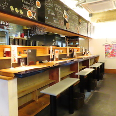 木の温もりを感じるカウンター席は、お一人様でも気兼ねなく過ごせる2人掛けを4席ご用意。和紙の柔らかな光に包まれた落ち着きある空間で、職人が炭火で焼き上げる様子を間近に眺めながら、ゆっくりと食事を愉しめます。自分へのご褒美や、道後の夜を静かに嗜む一人飲みにもおすすめの特等席です。