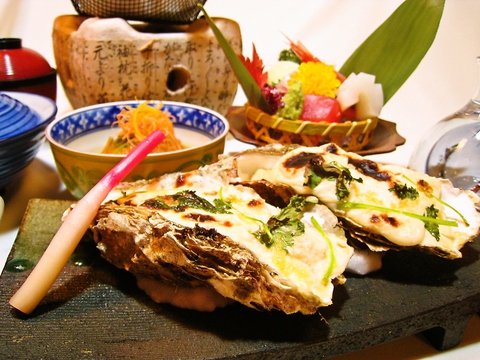 季節の新鮮な食材を使用した和風創作料理を、地酒や本格焼酎と共に楽しめる。