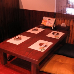 【お座敷席は2～4名様用×2卓】貸し切り宴会も受付中！会社宴会・同窓会・友人同士の集まりなど、シーンに合わせて大小様々な個室席をご用意！日々の疲れを癒す落ち着いた雰囲気の店内でご宴会をお楽しみください。広々とした店内なので人数様に合った快適なお席へご案内致します！貸切のご相談もお待ちしております。