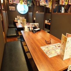 テーブル席は2名様から最大14名様でのご宴会も可能です。店内は広々とした空間で、ゆったりとお食事をお楽しみ頂けます。写真は系列店です。