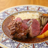 ＊子供や女性も食べやすいこだわりのお料理＊藁で豪快に焼き上げたラム肉は、香ばしさと旨みが広がる一皿。外は香ばしく中はしっとりと仕上げ、特製スパイスがアクセントに。クラフトビールとの相性も抜群です。