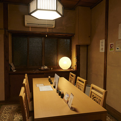 当店のお席はすべてテーブル席となっております。どんな方でも利用しやすくなっておりますので、気兼ねなくご来店ください。お席は全部で20席ご用意しております。