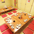 4名席×5卓はレイアウト変更で一体利用OK。会社の飲み会や各種宴会にもぴったりな、広々としたお座敷空間です。周りを気にせずゆっくりお過ごしいただけます。