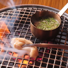 ネギ塩バターでディップする豚トロ