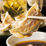 自慢の手作り鶏餃子。タネに豚肉ではなく鶏肉を使用した当店でしかなかなか味わえない焼き餃子です！