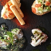 ちょっとつまめるタパスメニューも充実☆冷菜と温菜に分けて豊富にご用意しています。チーズや生ハムなどちょこっとつまめるものから、具沢山のアヒージョまでその日の気分に合わせてお楽しみください♪