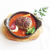 【ランチは選べるメイン料理＋バイキング（90分制）】メイン料理は平日と土日祝でメニューが異なります。冷製料理・温製料理・サラダ・パン・ライス・特製カレー・スープ・味噌汁・惣菜・デザート・ドリンクバーなどのバイキングメニューは90分食べ放題です！