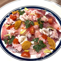 白子、雲丹、カニ、イクラをのせた豪華ブリの極みカルパッチョ