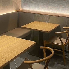 【テーブル席:14名まで】少人数でのお食事から会社宴会までご利用可能な快適なお席。隣の席との間隔をゆったりと取った、居心地の良いテーブル席。お一人様でも気兼ねなくご利用いただけます。テーブルをコネクトすれば最大14名様までの大人数にも対応可能。少人数から会社宴会まで◎ご利用の際は、お気軽にご相談ください
