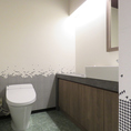 【感染対策】清潔感のある開放的なトイレを設備。