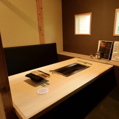 最大4名様でご利用可能な半個室席です。パートナーとのディナーはもちろん、接待シーンにもおすすめです