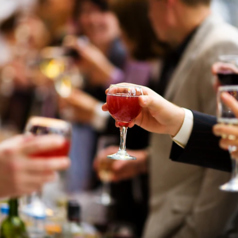 温かみのある空間をまるごと貸切に。パーティーや結婚式二次会、企業のご宴会など、さまざまなシーンに対応可能。本格イタリアンとともに、特別なひとときを演出します。