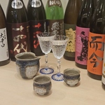 店主がこだわって選んだ日本酒を豊富にご用意。ラインナップは随時更新！詳細は店主までどうぞ。