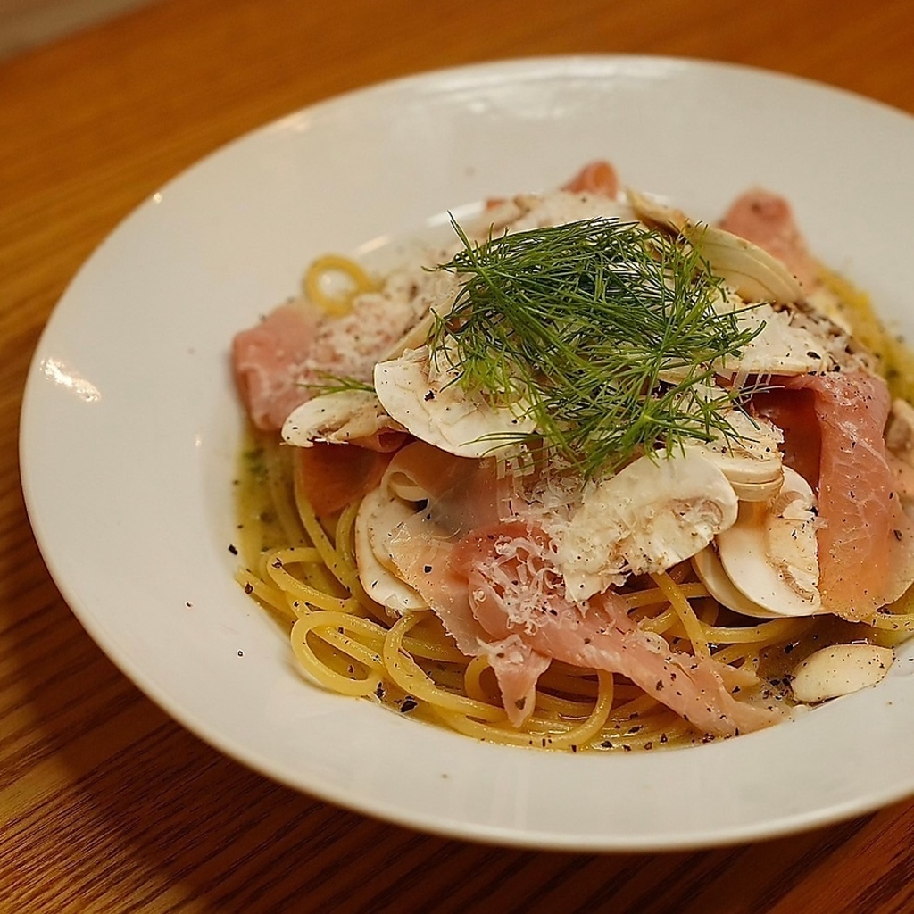 マッシュルームを惜しげもなく使ったオイルパスタ。生ハムの塩味にディルの香りが食欲をそそります♪