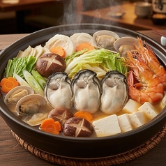 牡蠣・ほたて・はまぐり・海老を盛り込んだ絶品＆贅沢海鮮寄せ鍋コース3,500円（税込）の写真