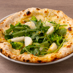 カラスミ香るアンチョビと旬菜のクリームピザ