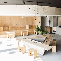 お一人様でも気兼ねなく過ごせるカウンター席を9席ご用意しております。特に窓の近くの席は心地よい太陽の光が差し込み、ぽかぽかとした陽だまりの中でゆったりと読書や作業を楽しむのにもぴったりです◎横並びで座れるため、カジュアルなデートにもおすすめ♪落ち着いた雰囲気の中で、自分だけの特別な時間を。