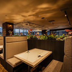 三方向が壁になっている白を基調としたボックス席。