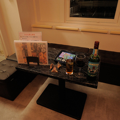 開放感のある店内に、ゆったりと寛げる5名様用のソファー席をご用意しています◎広々としたお席で、仲間とワイワイ盛り上がるのに最適です♪2名様用のソファー席と合わせると最大20名様までご利用も可能!団体様でのご利用や二次会など、様々なシーンでご活用ください◎