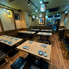 少人数のちょい飲みはもちろん、4～8名様の中人数利用にも便利。総席数50席の店内で、人数に合わせてお席をご案内します。