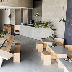 ご家族での団らんやご友人グループでの集まりに最適な4名様用のお席です。ゆったりとした配置を心がけており、お隣を気にせずリラックスしてお食事を堪能できるのが魅力◎お子様連れでも快適に過ごせるよう配慮された空間は、ママ友会にもおすすめです♪こだわりのハンバーグやスイーツを味わいながら至福のひとときを。