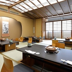 【掘りごたつ個室『伊万里』『有田』（24名様×2室）】店内奥には、広々とした掘りごたつ席の宴会個室を2室ご用意。それぞれ24名様までご利用可能で、部屋をつなげることで最大50名様まで対応いたします。企業宴会や同窓会、慶事・法事、親族のお集まりなど、様々な用途にお使いくださいませ。