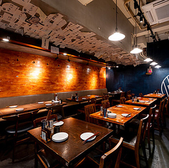 奥にあるテーブル席は、2名様用が13卓ございます。最大26名様まで対応しており、会社の同僚やご友人との飲み会にぴったりの空間です。