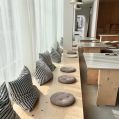 カップルやご友人同士で、落ち着いて過ごしたい時に最適な2名様用のテーブル席です。木の質感を生かしたインテリアが、穏やかで優しい雰囲気を演出します◎大切な方との記念日や特別なランチデートなど、二人の時間を大切にしたいシーンにぜひご利用ください♪美味しいお料理と共に、記憶に残るひとときをお届け☆