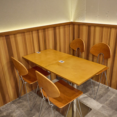 友人とのカフェタイムや女子会、誕生日のお祝いにもおすすめのテーブル席。会話を楽しみながら、焼きたてのスフレやスイーツをゆっくりとお楽しみいただけます。