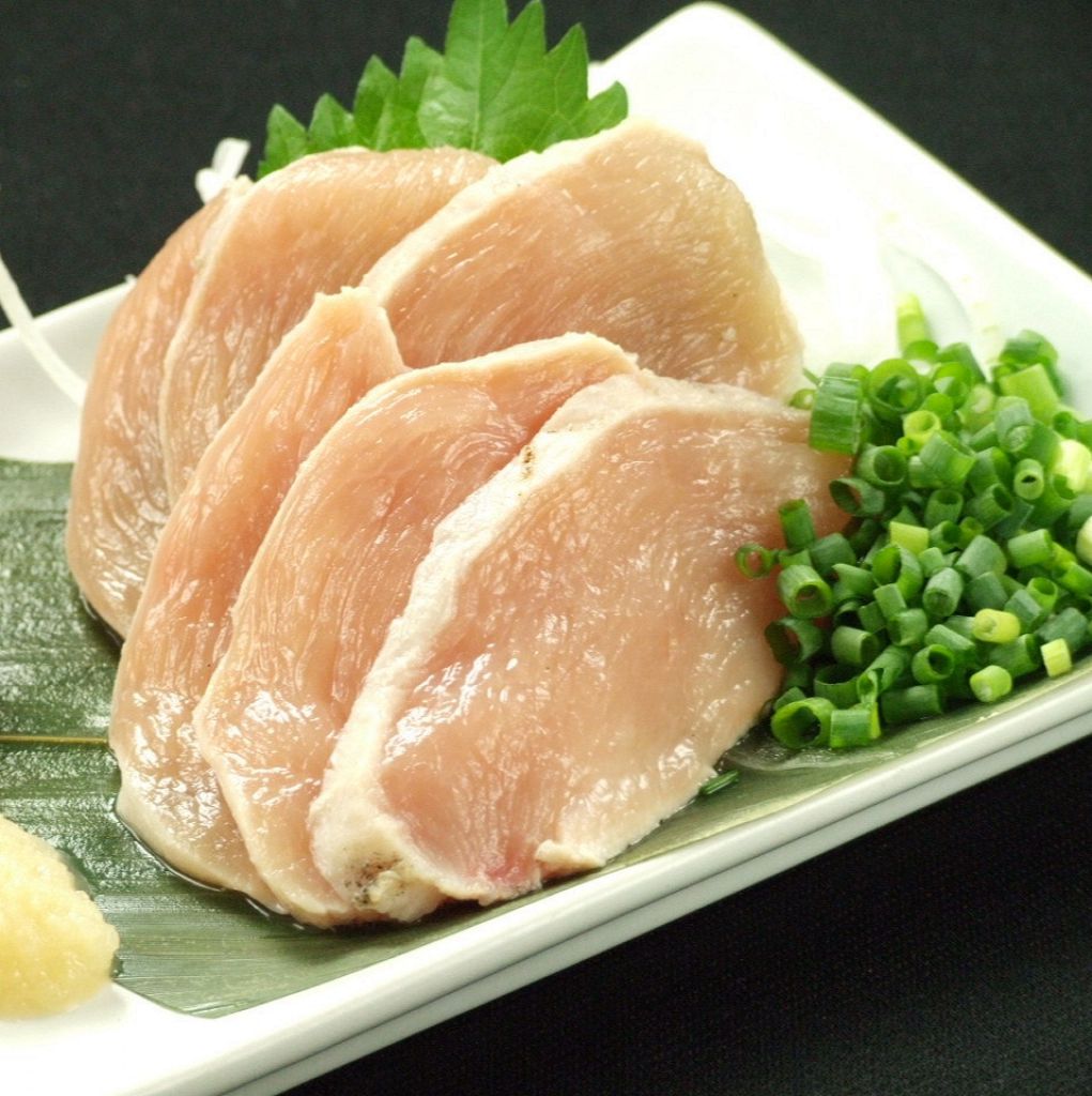 【日向鶏のタタキ】熊本の甘醤油とニンニクおろしで。