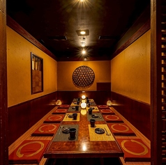 最大12名まで対応可能なこの個室は、大人数での特別なイベントやパーティーにぴったりです。広々とした空間で、料理を楽しみながら、皆で楽しいひとときを過ごせます。特別な瞬間を、心ゆくまでお楽しみください。