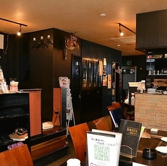 8名まで座れるテーブル席は、友達や家族との特別な時間を楽しむのにぴったりの空間です。落ち着いた雰囲気の中で、心ゆくまで会話を楽しむことができます。まるで小さな宴のようです♪特別な日のお祝いにも使える、アットホームな雰囲気が魅力的な場所です!お待ちしております!