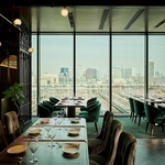 天井が高く開放感のある広々とした空間で、大きな窓からは都心の風景が一望できます。