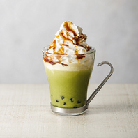 見た目にも華やかな「タピオカ抹茶黒蜜」♪