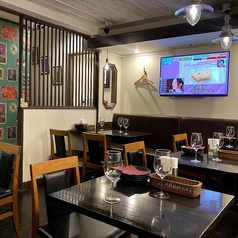 【まったり落ち着いたお席で一杯いかが？】ダークブラウンのソファーと照明の柔らかな光に包まれた地下のテーブル席は、ちょっぴり大人な雰囲気♪大切な人との記念日や誕生日などにおすすめです。ご希望に応じてメッセージプレートもご用意致します。SNS映えバッチリのキュートなハート形ピザもOK！