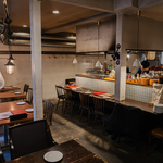 テーブル席も臨場感あるカウンター席も