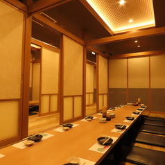 30名様まで対応可能な掘りごたつの個室です。大人数でもゆったりとくつろげる空間で、特別なひとときをお過ごしいただけます。