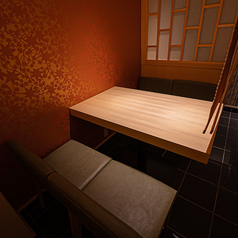 プライベート空間でお寿司をお愉しみいただける半個室席です。