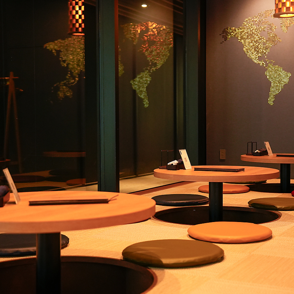 掘りごたつ、丸テーブルでみんなでワイワイ。お子様も安心