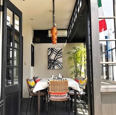 【1階】テラス席。ランチタイムには明るい陽の光が心地いいテラス席もオススメです。