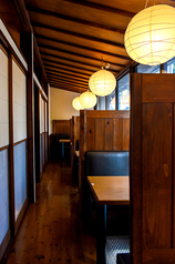 優しい明りが灯る窓側のテーブル