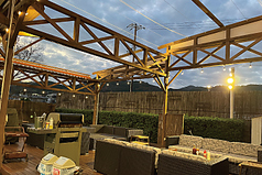 ゆったりとお食事をしていただけるよう、ソファー席をご用意いたしました。小さなお子様から大人の方までゆっくりとバーベキューをお楽しみいただけます。※4名様以下でご利用の場合は1組2000円（税込）のお席料が必要です。