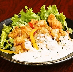 一枚もも肉のチキン南蛮、甘酢とタルタルが絶妙♪の写真