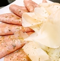 料理メニュー写真&nbsp;削りたて花びらデュガスチーズ切り落としビアソーセージ