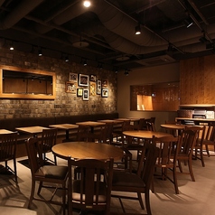 スタイリッシュでラグジュアリーな店内。会社帰りから貸切パーティまで幅広く対応可能!!