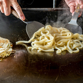 こだわりの生麺をその間に手早く炒め！