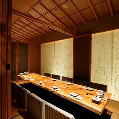 【掘り炬燵個室2名様～最大24名様】掘り炬燵の個室です！京都の町屋を感じる落ち着いた雰囲気のお席です。細かく仕切ることもできますので、接待などのビジネスシーンにも最適です。
